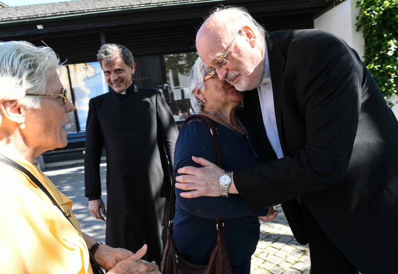 Den katolske biskopen Anders Arborelius blev väldigt förvånad då han i söndags utsågs till kardinal av påve Franciskus. Här gratuleras han utanför Vår Frälsares församling i Malmö.