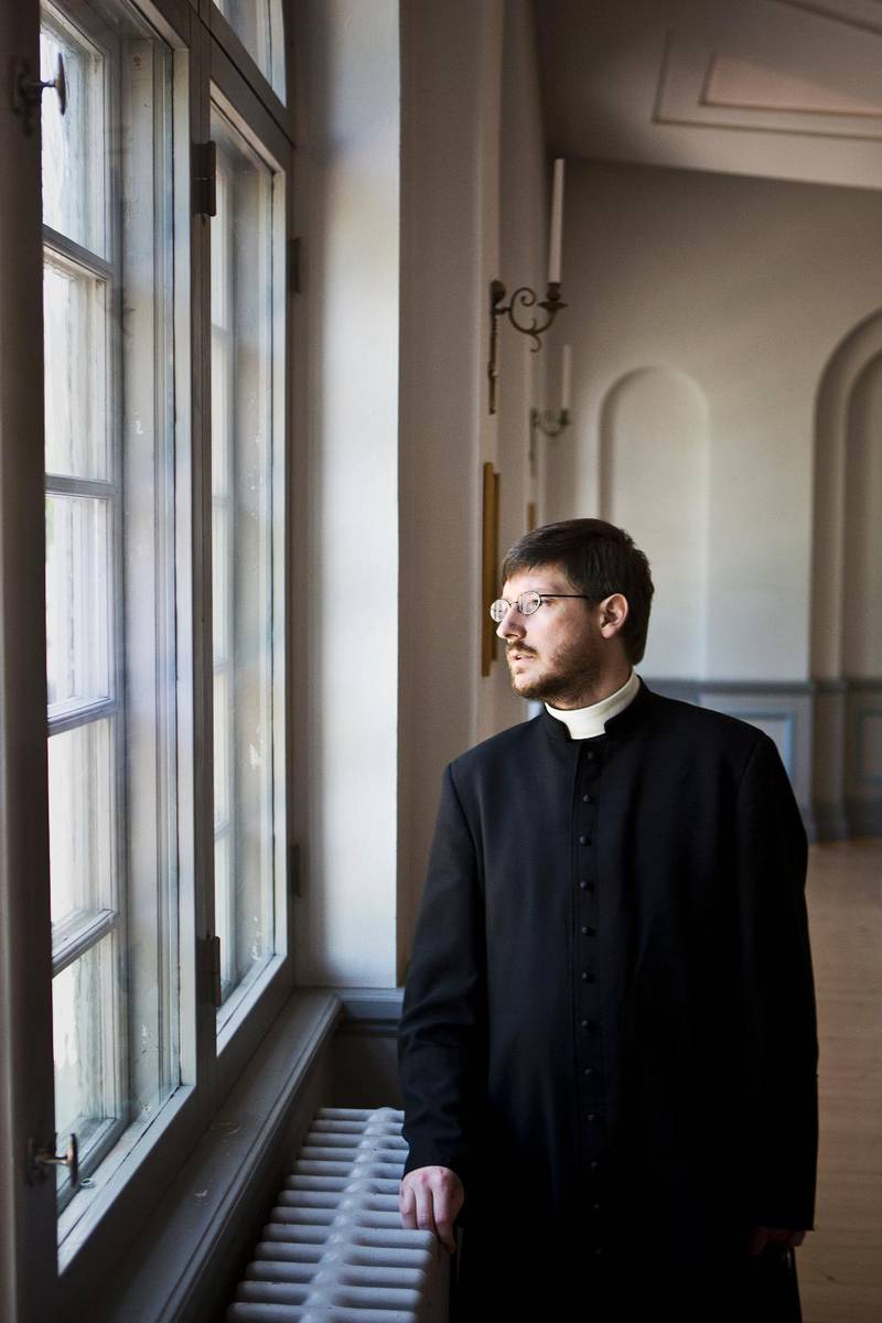 Prästen Martin Ferenc är oroad över den vandalism som hans kyrka i Karlstad har utsatts för.