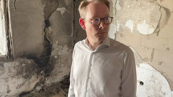 Tobias Billström i ruinerna efter Hamas attack