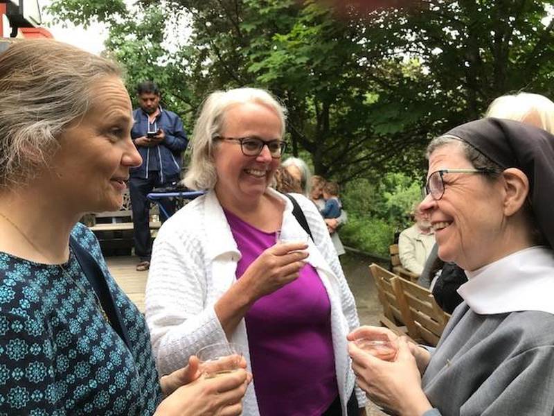 Marianne Manktelow pratar med syster Karin på Alsike kloster, som länge engagerat sig för utsatta flyktingar.
