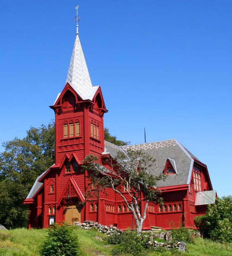 Hälleviksstrands kyrka är belägen på Orust.Uppfördes 1903-1904 av byggmästare Johan Larsson från Tjörn. Utformningen är särpräglad, men tidstypisk, där fornnordiskt, nyromanskt och nygotiskt formspråk möts.