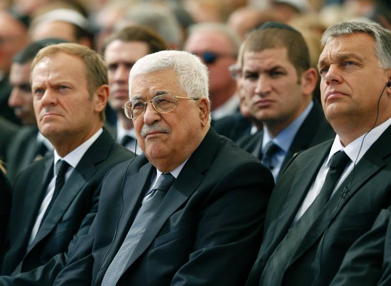 PALESTINSK NÄRVARO. Även om Shimon Peres inte var alltför populär bland palestinier, fanns president Mahmoud Abbas närvarande vid begravningen. 