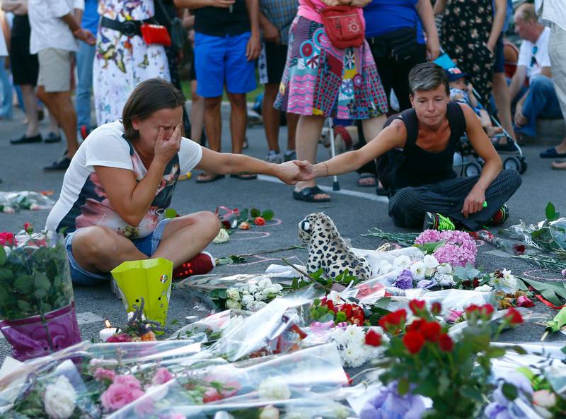  Två kvinnor sörjer efter terrordåden i Nice där 80 personer dödades på strandpromenaden när en islamistisk terrorist mejade ner människor med en lastbil.