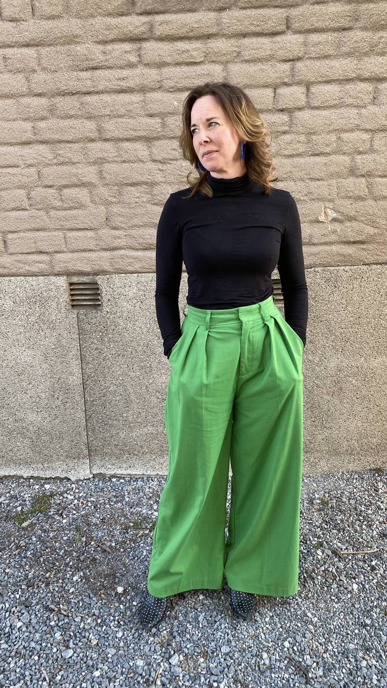 kvinna med gröna byxor