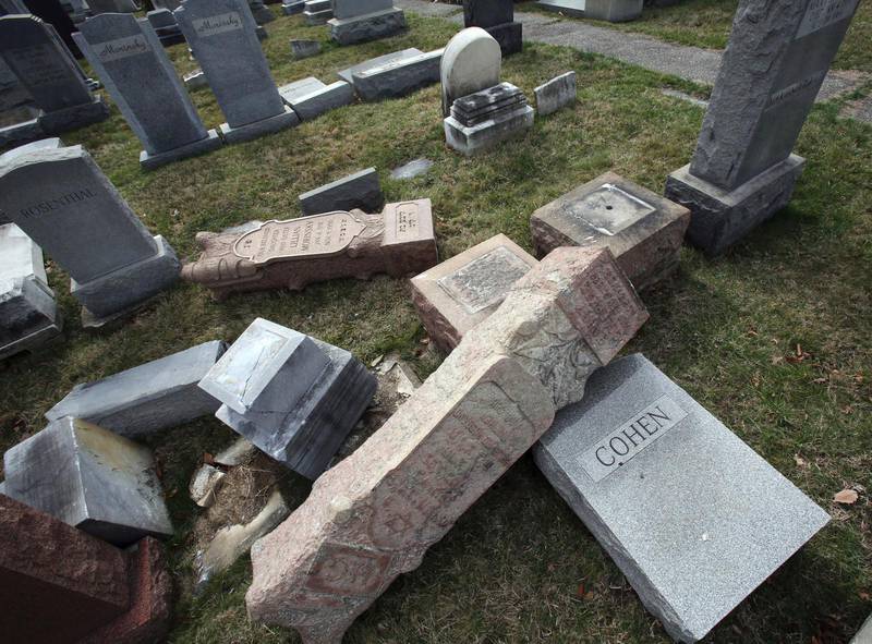 Antisemitism. Förstörda och omkullvälta gravstenar på en judisk begravningsplats i Philadelphia, USA.