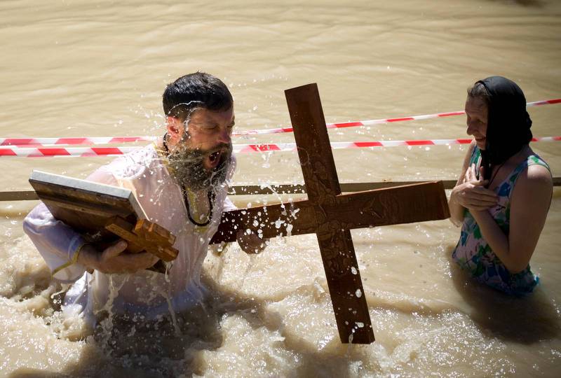 Ortodoxa kristna vid en baptistisk dopceremoni i Jordanfloden, Qasr al-Yahud, på Västbanken nära Jeriko.