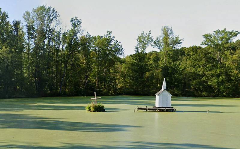 Världens minsta kyrka - USA
Med plats för två gudstjänstbesökare gör “Cross Island Chapel” i den lilla staden Oneida anspråk på att vara världens minsta kyrka.