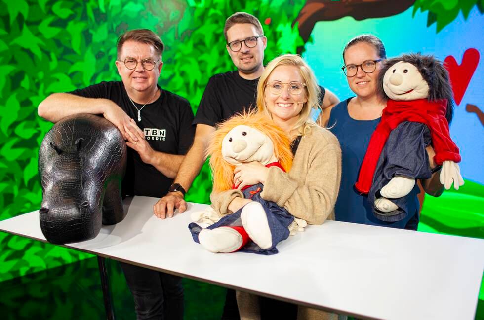 Barnredaktionen på TBN Nordic är en ny satsning för barn i förskoleåldern. Fyra glada människor med dockor.