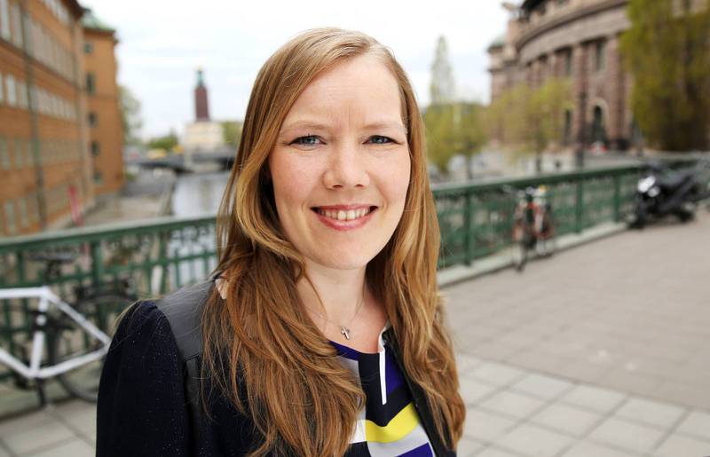 NYKTERHETSRÖRELSEN OROAS. Emma Henriksson (KD), ordförande i socialutskottet menar att partiets ja till att tillåta gårdsförsäljning av alkohol inte skulle hota alkoholmonopolet. 