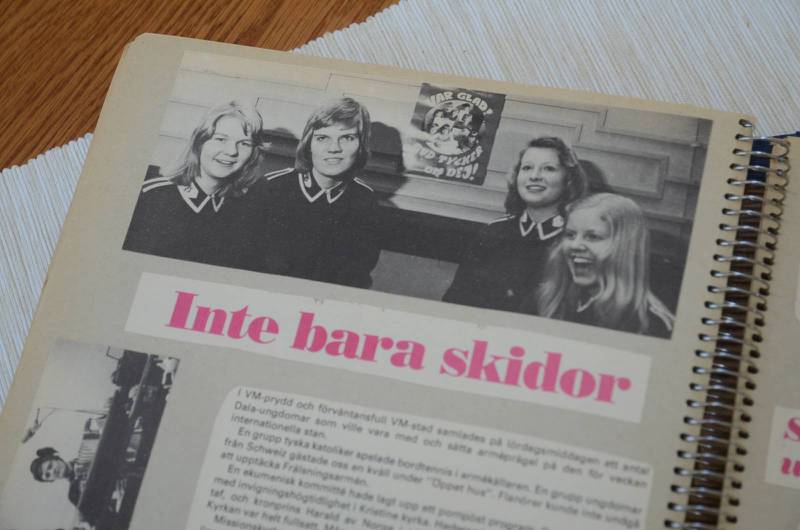 Lasse var bara 15 år när han såg en artikel med några tjejer som åkt till Falun för att evangelisera under skid-VM. Lasse och hans kompis föll de för de snygga tjejerna på bilden och drog lott om vem de skulle börja skriva till. Lasse fick Lena!