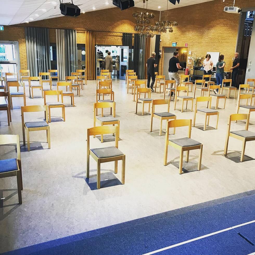 "Provmöblering inför söndagen", skriver Pingst Jönköping på sin Facebooksida, där de lägger ut en bild på glest utplacerade stolar. Corona. Covid-19.