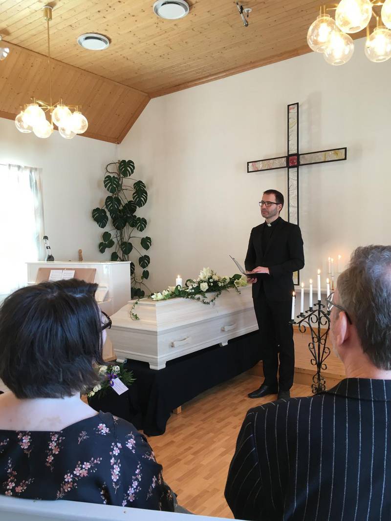 Niclas Strindell, pastor i Pingstförsamlingen Västerbottens mellanbygd, håller en begravning som filmas för de anhöriga som inte är på plats. Nackarna tillhör Petra Lindberg, sångsolist, och Nils Ekman, pianist/organist.