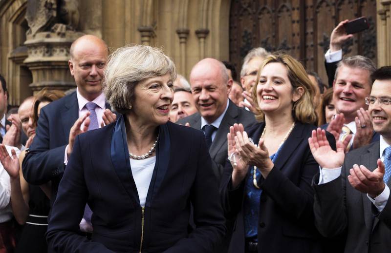Efter att den sista kvarvarande motkandidaten hoppat av stod det klart att den brittiska inrikesministern Theresa May skulle efterträda David Cameron.