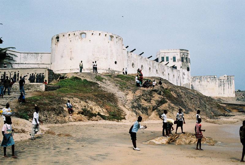 Cape Coast Castle är en arkitektonisk pärla. Missa inte ett besök i dess inre. Resereportage från Ghana.