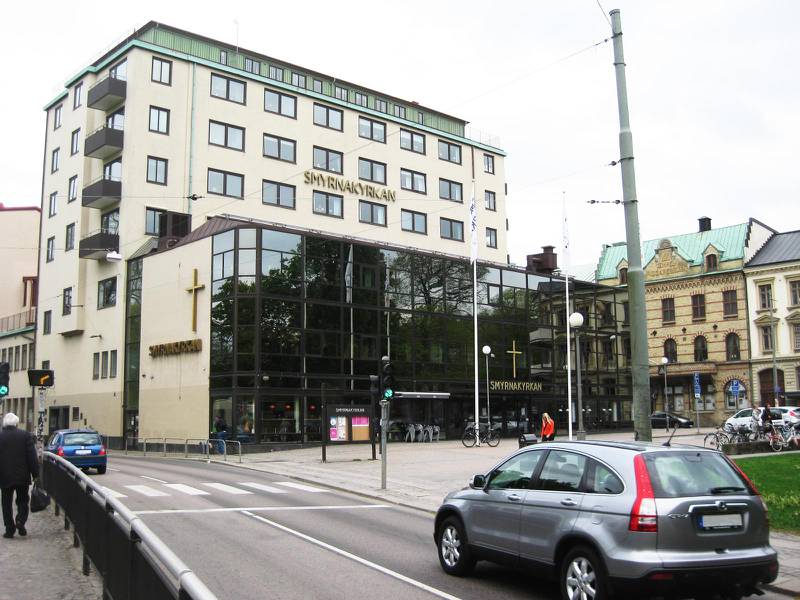 Smyrnakyrkan ska flytta från sin kyrka i Göteborg. En ny kyrka ska byggas i en ny stadsdel på Hisingen som ska stå klar år 2021 då Göteborg firar 400-årsjubileum.
