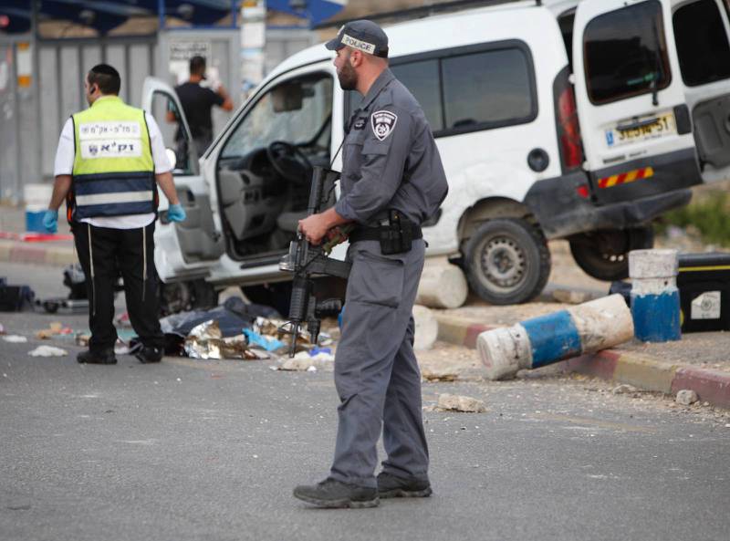 Oroligt på Västbanken även i dag. En palestinsk bilförare sköts till döds efter att han kört sin bil in i en grupp av israeler. Två personer skadades, enligt den israeliska polisen.
