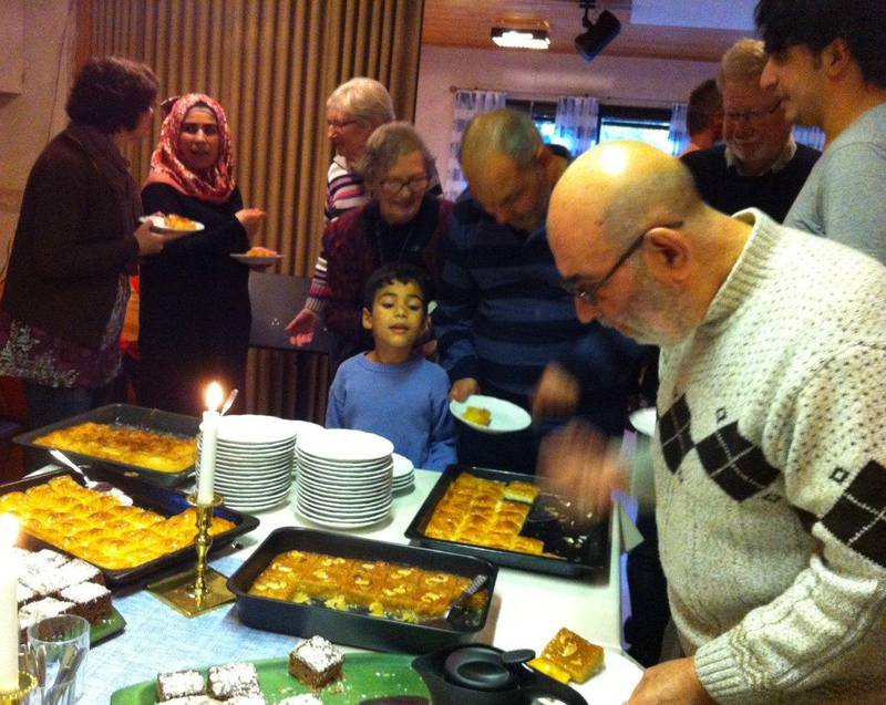 Alla blev bjudna på kaffe och kakor från Sverige och Syrien.
