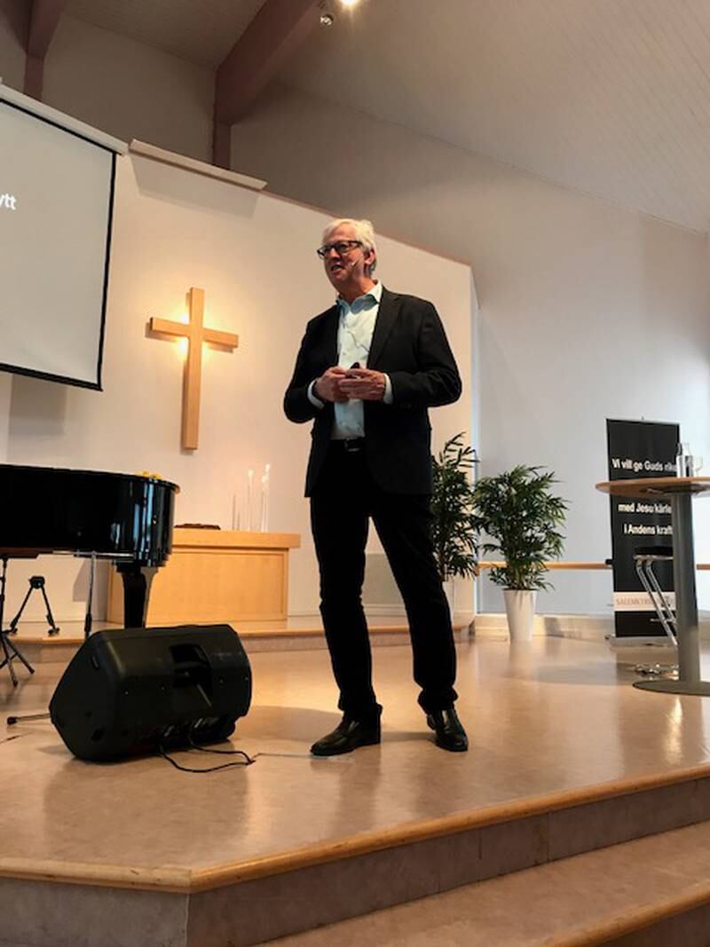 Teologen Leif Carlsson leder den välbesökta bibelstudieserien i Habo.