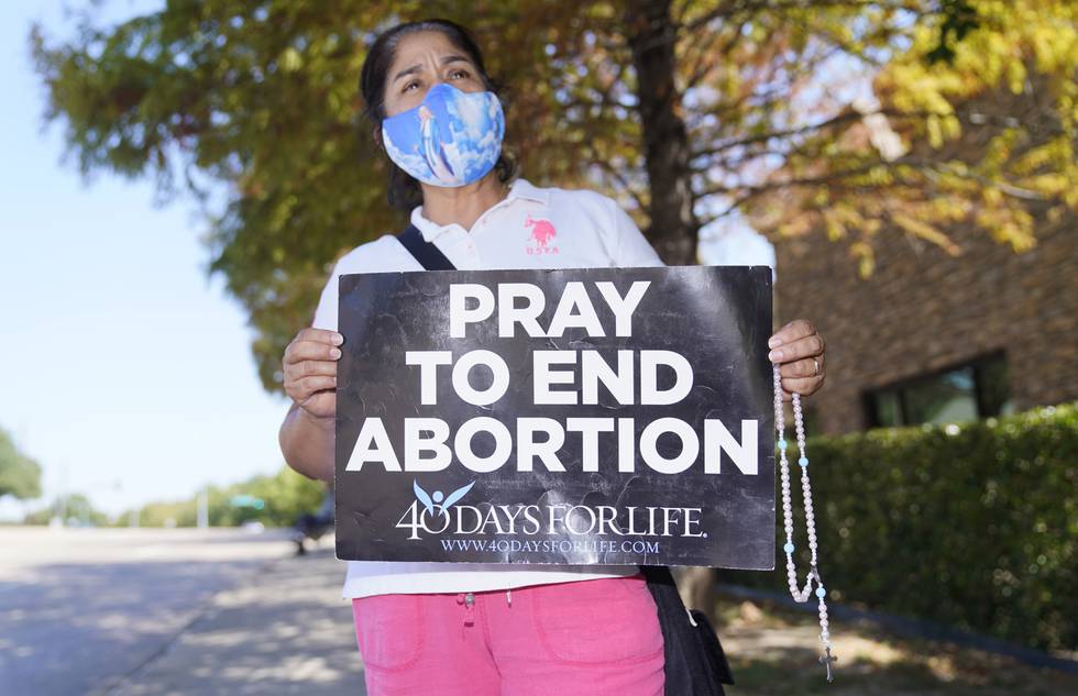 En abortmotståndare demonstrerar utanför en klinik i Dallas i USA-delstaten Texas. Arkivbild.