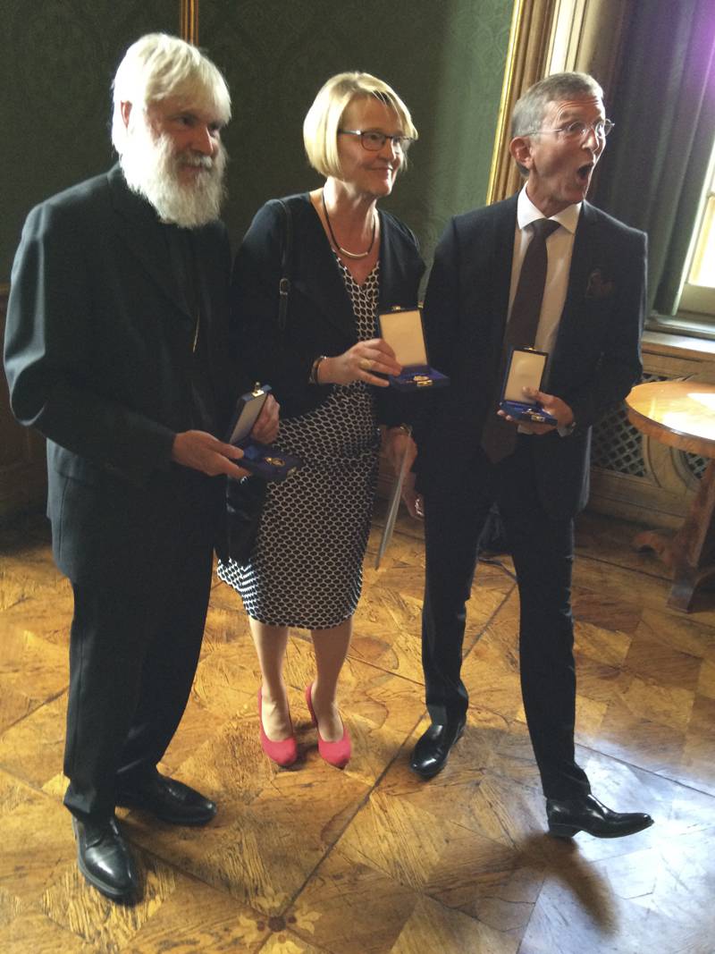Peter Halldorf, Inger Lise Olsen, Svenska kyrkans handläggare för genderfrågor, och Tomas Sjödin, visar upp sina medaljer.