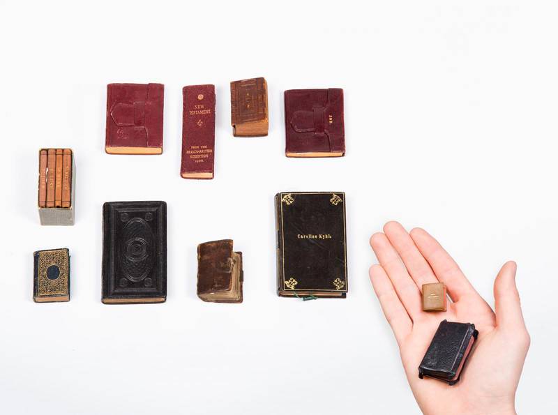 I alla storlekar. I Arnhoffs Bibelsamling finns också miniatyrbiblar, med bland annat världens minsta tryckta Bibel från 1896 som trycktes i Oxford.