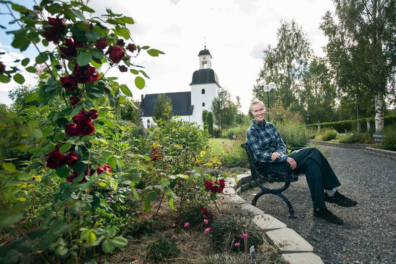 Maria Nilsson i bönens trädgård vid Kusmarks kyrka i Västerbotten.