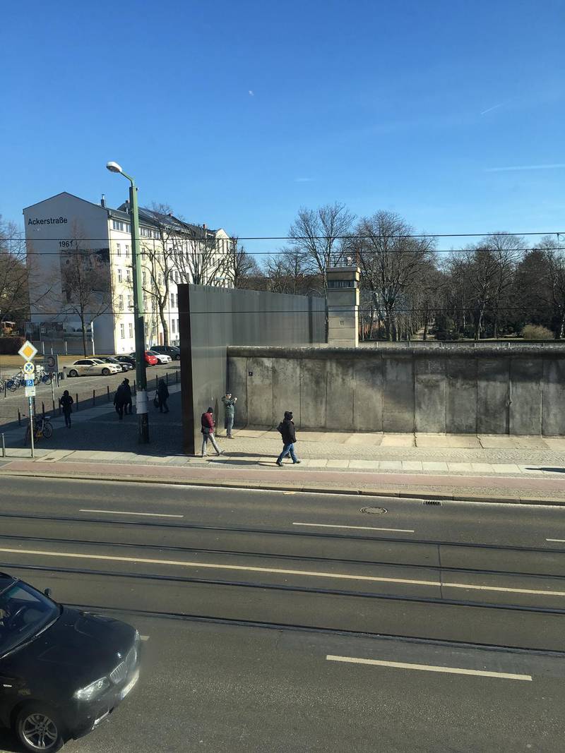 Den gamla Berlinmuren har bevarats i autentiskt skick på några platser i staden.