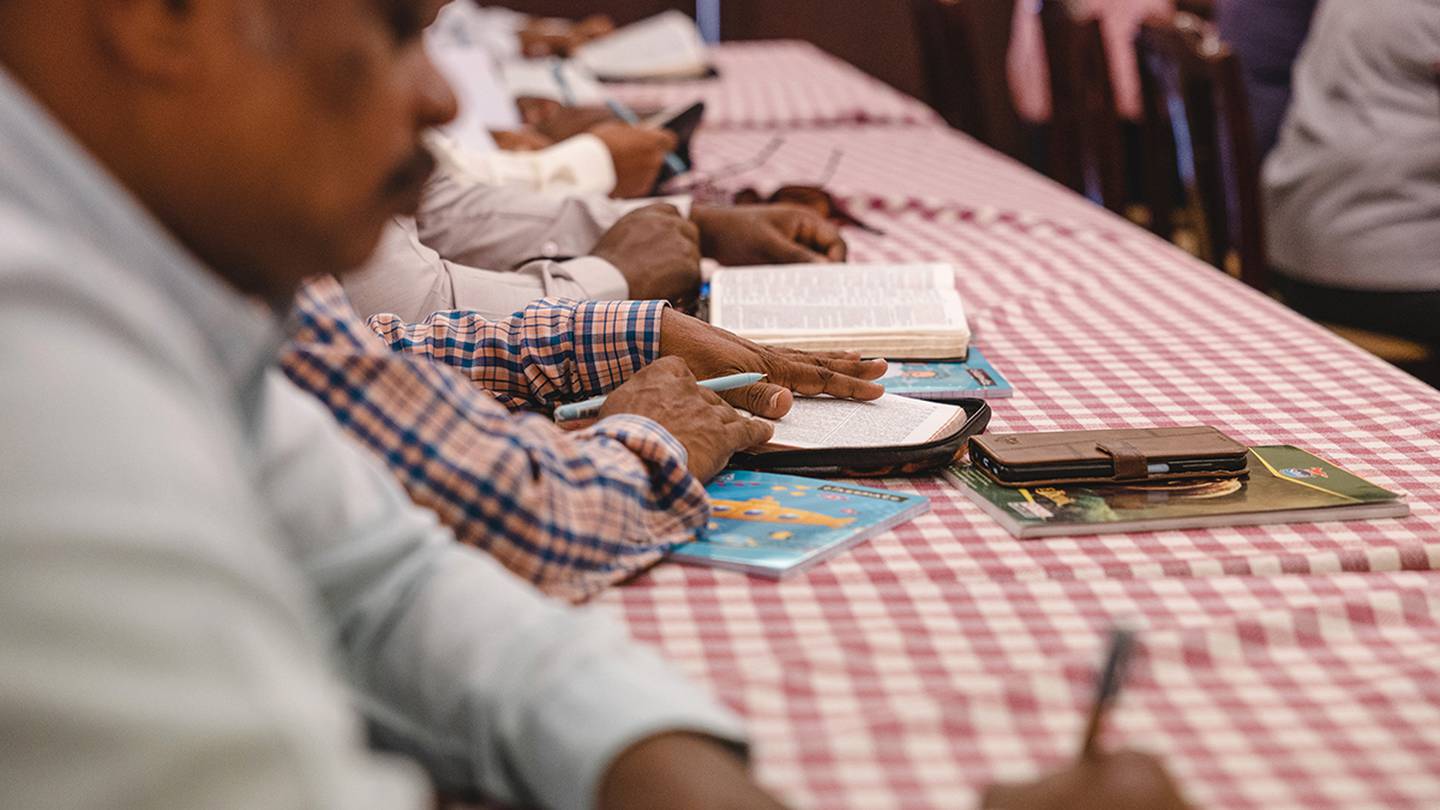 Under utbildningens gång får pastorerna lära sig att identifiera nyckelpersoner som är nyfikna på evangeliet.