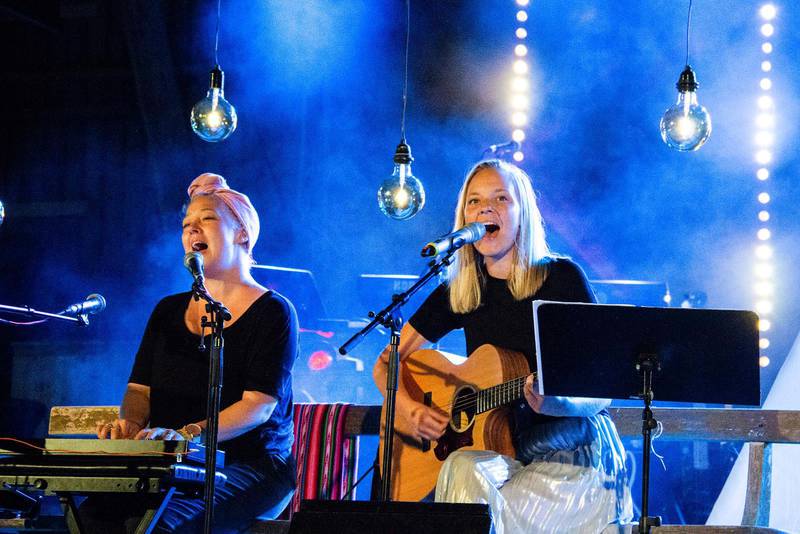 På sommarens Frizonfestival spelade Silver låtar från nya EP:n "Frihet 2015–2016" och fyllde ladan med hopp och tro. Ellen Vingren (t v), Jenny Wahlström (t h).