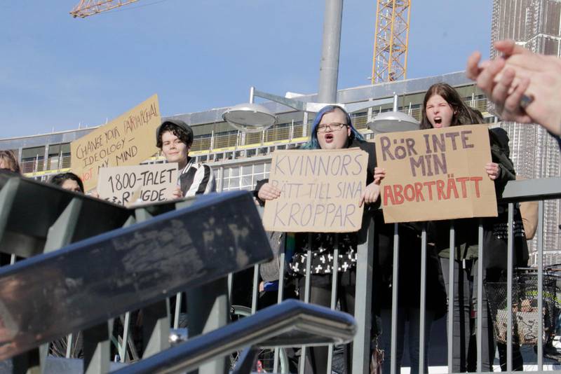 Motdemonstranter vid anti-abortmarsch i Stockholm.