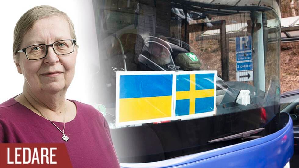 Flaggorna i blått och gult talar sitt tydliga språk när bussar hämtar flyktingar som vill få en fristad i Sverige.