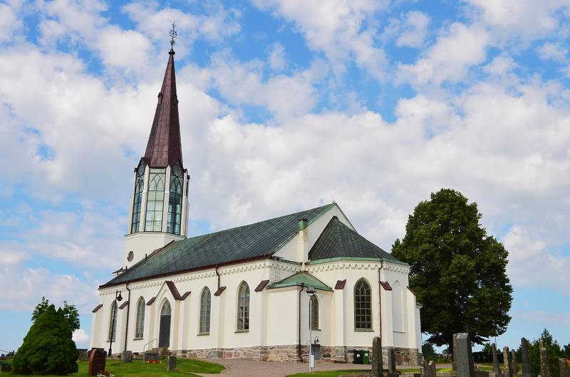 9. ​Skallsjö kyrka. Uppfördes 1861-1863. Tornet byggdes om 2010–2011 och fick då ett glastorn.
