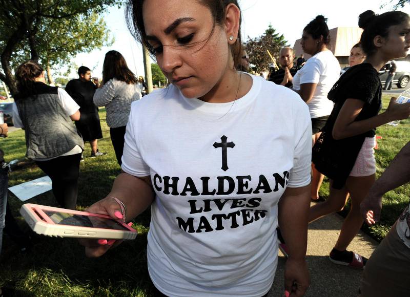 Protest. Astevana Shaya, 28, från Sterling Heights, i delstaten Michigan i USA, protesterar mot att kristna kaldéer gripits och nu ska skickas tillbaka till Irak.