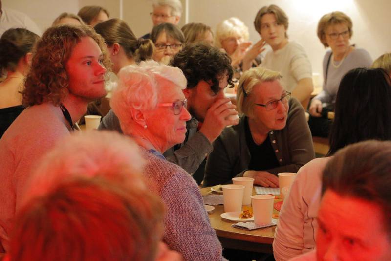 Tät gemenskap när två generationer möttes på ungdomssamling hos Filadelfiakyrkan i Stockholm.