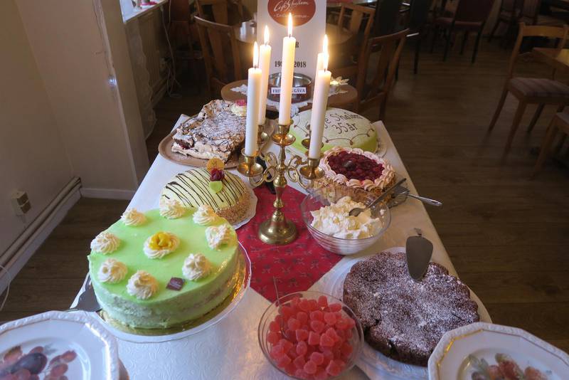 Det ställdes fram många tårtor under Café Shaloms 35-årsjubileum på andra advent.