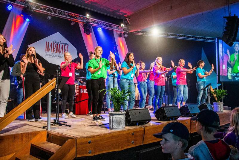 FÄRGGLATT. Barnkonferensens ledare inledde torsdagens öppningsgudstjänst med sång och rörelser.
