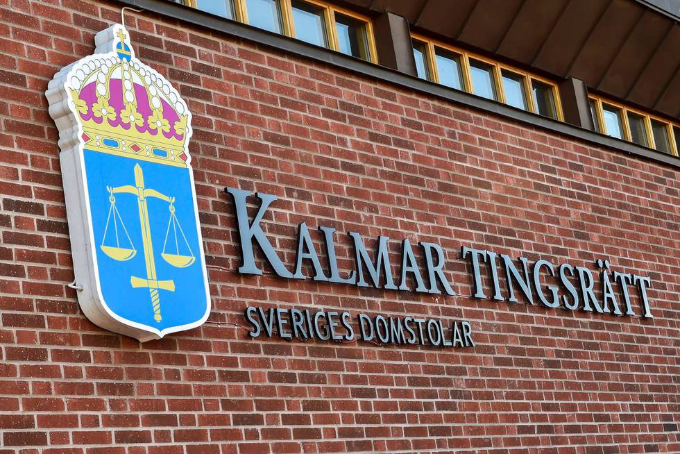 Tingsrätten i Kalmar häktade i fredags en 26-årig man som på sannolika skäl är misstänkt för olaga hot.