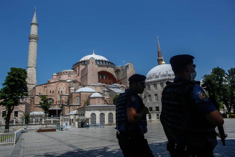 Beväpnad polis patrullerar utanför Hagia Sofia i Istanbul som hamnat i hetluften de senaste månaderna. Katedralen, som byggdes som kyrka, ska förvandlas till moské vilket väckt liv i gamla motsättningar.