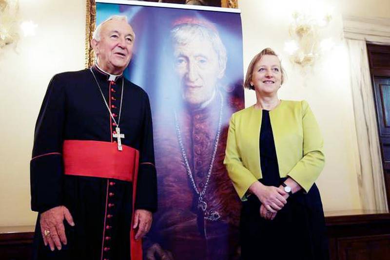 John Henry Newman helgonförklaras i dag i Vatikanen. Här ses kardinal Vincent Nichols tillsammans med den brittiska ambassadören vid Vatikanen Sally Jane Axworthy invid ett porträtt av Newman.