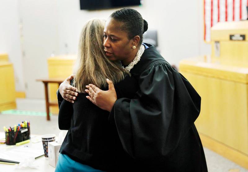 Domaren Tammy Kemp gav den dömda polisen Amber Guyger en kram i rättssalen.
