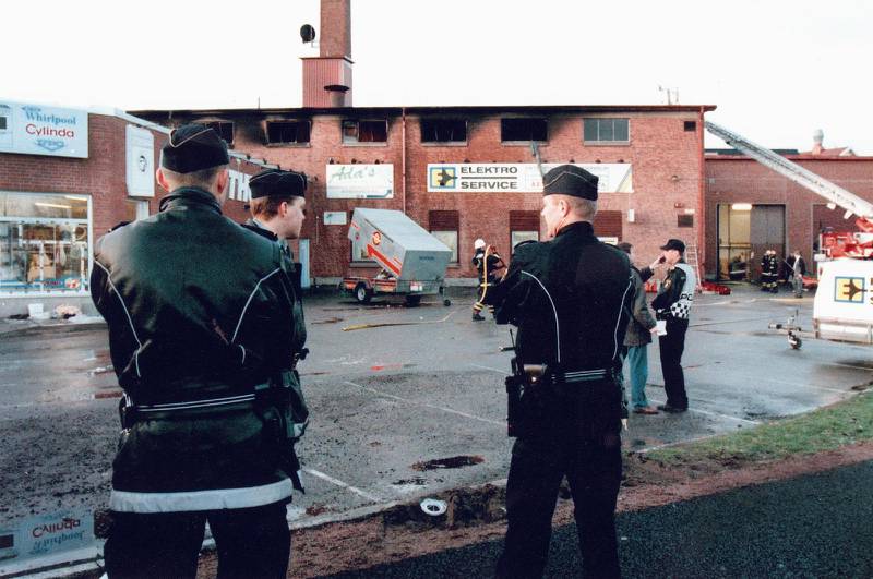 Så såg det ut. Polisbevakning utanför den brandhärjade industrilokalen på Backaplan i Göteborg som sattes i brand natten till den 30:e oktober 1998.