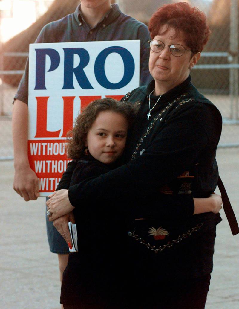 1997 deltar Norma McCorvey i en manifestation mot abort tillsammans med pro-lifeorganisationen "Operation rescue".