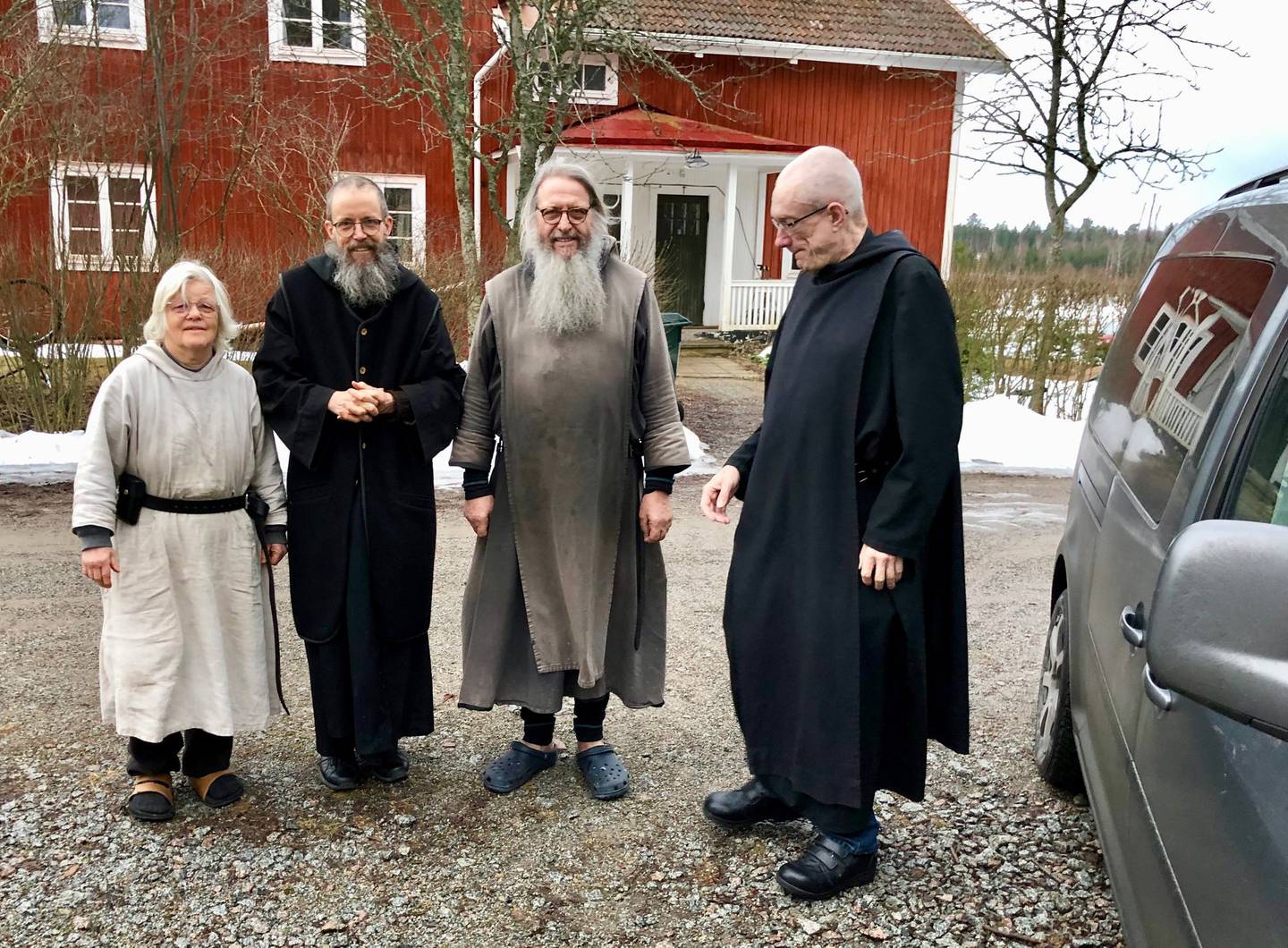 Broder Birger i mitten, utanför skolbyggnaden som inrymmer Östanbäcks kloster.