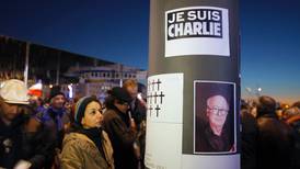 Charlie Hebdo lovar nya satirbilder