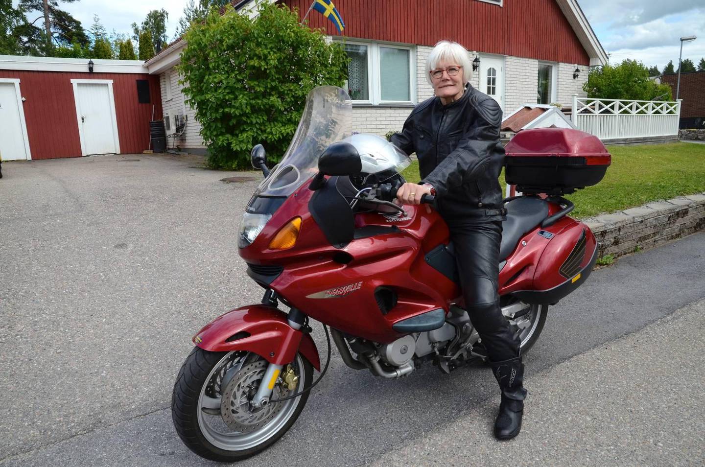 Moni Höglund, präst i Olaus Petri Församling, Örebro. Här på sin motorcykel, en Honda 650.