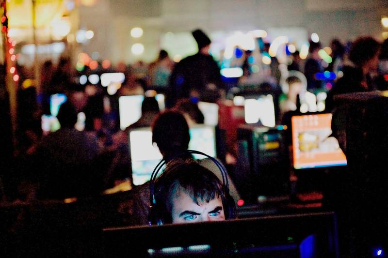 Dataspelssammanhang är ett exempel på en miljö som lockar flest unga killar. Simon Simonsson som grundat de kristna gaminglägren Xpel tror att det är viktigt att prata om kvinnosyn och sunda kristna värderingar i de sammanhangen. Bilden är från dataspelskonventet Dreamhack i Jönköping.