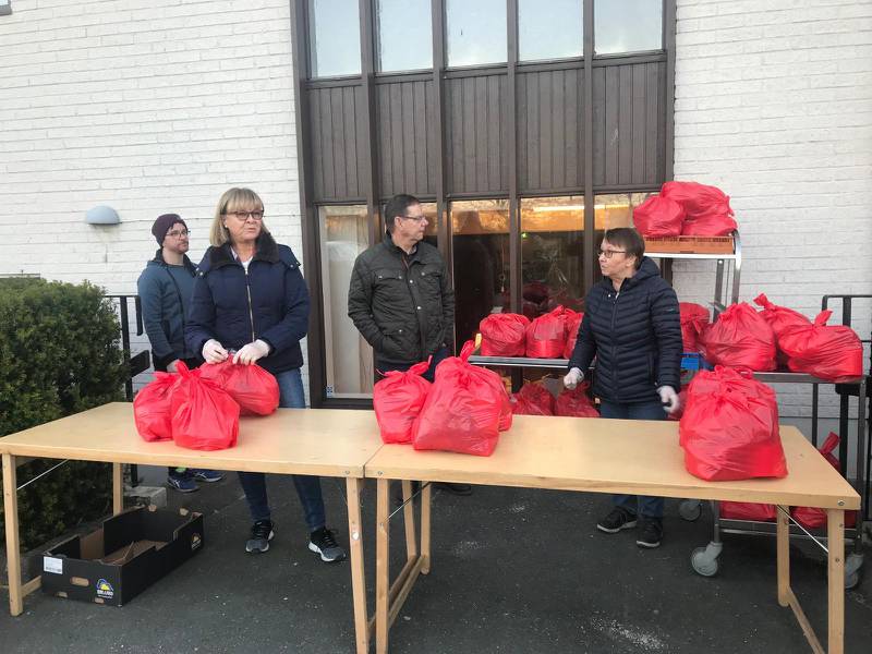 Volontärerna Mikael Sennerstam, Yvonne Beistorp, Folke Högbacka och Britt-Marie Berg delar ut matkassar utanför pingstkyrkan i Möndal.