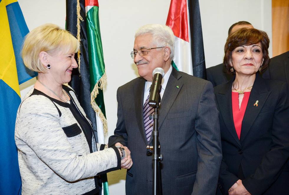 Utrikesminister Margot Wallström (S) hälsar på Palestinas president Mahmoud Abbas vid dennes besök i Sverige 2015.
