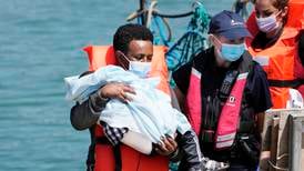 Ny brittisk lag kan tvinga migrantbåtar vända om