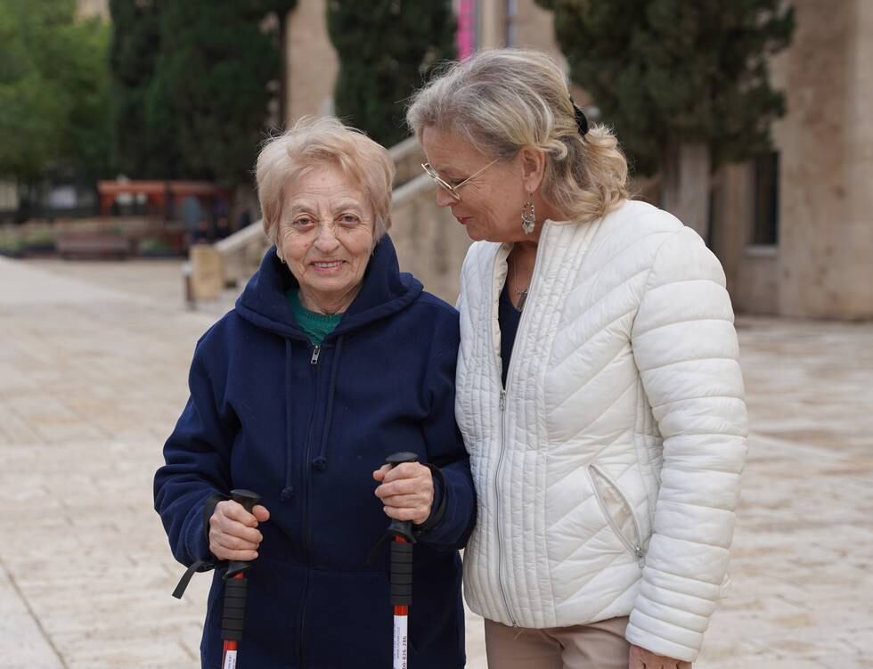 Gitten Öholm med en äldre dam i Israel